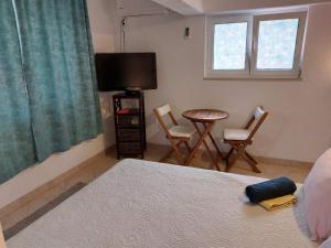 TV a/nebo společenská místnost v ubytování Apartments FRAGOLINA