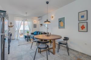 eine Küche und ein Wohnzimmer mit einem Tisch und Stühlen in der Unterkunft New and chic place near Old Town of Trogir in Trogir