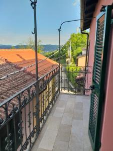 a balcony with a view of a building at la punta dei crociati in Parodi Ligure