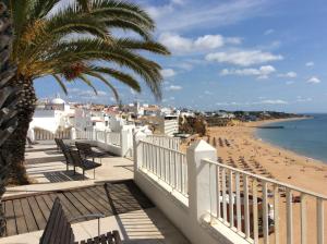 d'un balcon avec vue sur la plage et les bâtiments. dans l'établissement ALzira By Rossio, à Albufeira