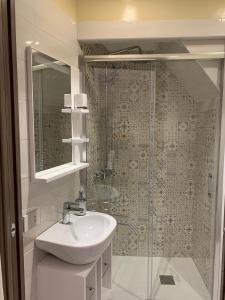 ein Bad mit einem Waschbecken und einer Dusche in der Unterkunft Apartment Piazza del Popolo in San Pietro Vernotico