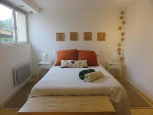 1 dormitorio con 1 cama grande y 2 mesas en Les Mondes - Appartement bas de maison en Ensuès-la-Redonne
