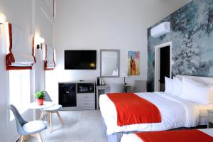 une chambre d'hôtel avec un lit, une table et des chaises dans l'établissement Auberge du Grand Lac, à Magog