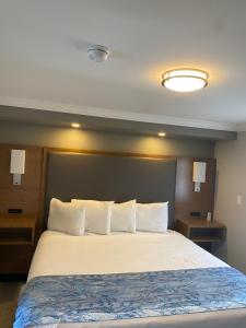 Postel nebo postele na pokoji v ubytování Coastal Sands Inn