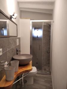 BolognettaにあるAi Monachelliのバスルーム(洗面台、トイレ、シャワー付)