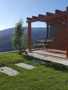 代雷堡Chalet Pôr do Sol的山景庭院(带桌子)