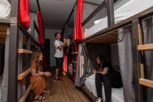 grupa osób w pokoju z łóżkami piętrowymi w obiekcie Athens Hawks w Atenach