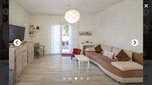 - un salon avec un canapé et une télévision dans l'établissement Villa Maeva à 300 m des plages, à Antibes