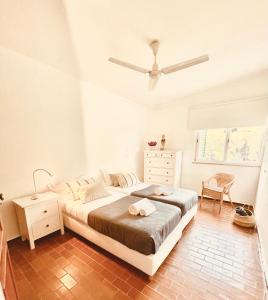 sypialnia z łóżkiem i wentylatorem sufitowym w obiekcie GOLF & BEACH VILLA w mieście Vale do Lobo