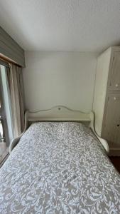 Säng eller sängar i ett rum på Cosy flat on the slopes and centre of Chamonix