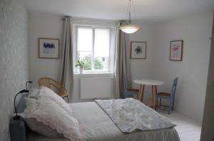 Un pat sau paturi într-o cameră la Chambres d'hôtes du Ruisseau d'Argent
