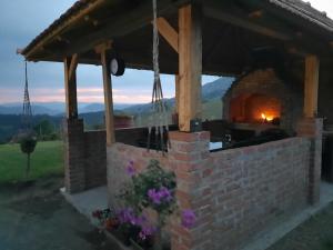 Vista generica sulle montagne o vista sulle montagne dall'interno della casa vacanze