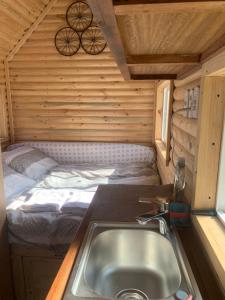 a sink in a tiny house with a bed at Tiny House Remanso del Espíritu in Isla de Maipo