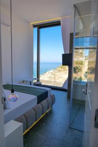 薩蘭達的住宿－Nili Deluxe，大型浴室享有海景。