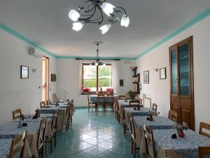 イスキアにあるPensione Casa Verdeのダイニングルーム(テーブル、椅子付)