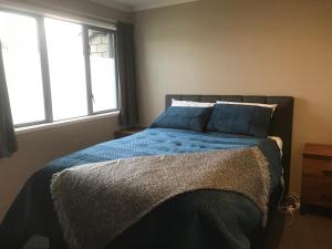 Cama ou camas em um quarto em Modern Apartment by Rugby Stadium