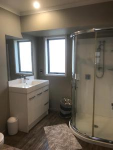 Et badeværelse på Modern Apartment by Rugby Stadium