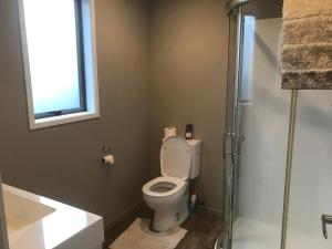 Et badeværelse på Modern Apartment by Rugby Stadium