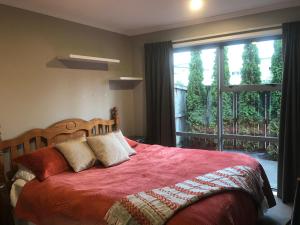 En eller flere senge i et værelse på Modern Apartment by Rugby Stadium