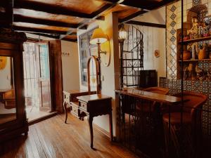 a room with a desk and a table with a mirror at Casa de Pita in Guanajuato