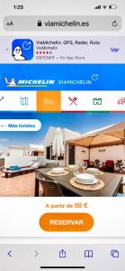 une capture d'écran d'un site web avec une table et une chambre dans l'établissement Luxury Beach Apartments, à Playa Honda