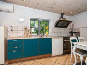 Kuchyň nebo kuchyňský kout v ubytování Holiday home Skærbæk II