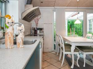 Kuchyň nebo kuchyňský kout v ubytování Holiday home Skærbæk II
