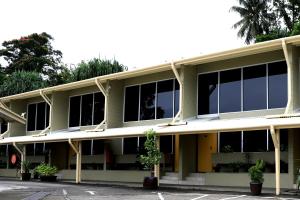 uma vista exterior de um edifício com janelas em Huon Gulf Hotel em Lae