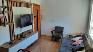 TV a/nebo společenská místnost v ubytování Apt 104 - Apartamento em Ilhéus próxima à praia dos milionários