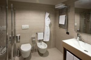 A bathroom at Domina Milano Fiera