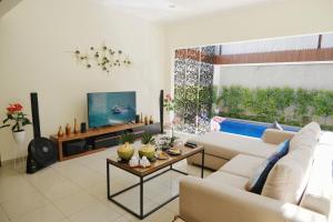 אזור ישיבה ב-Villa Akmali Seminyak - 3 Bedrooms