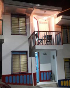 ein Haus mit einem Balkon mit einem Tisch darauf in der Unterkunft CASA BONITA SALENTO - Suite para parejas o Alojamiento en Grupos in Salento