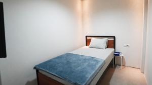 Tempat tidur dalam kamar di Hostel 18 Pasangan Butuh Surat Nikah