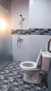 uma casa de banho com um WC e um chuveiro em Hostel 18 Pasangan Butuh Surat Nikah em Bandung