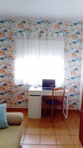 escritorio con ordenador portátil en la habitación en Casa Dulce, en Gran Tarajal