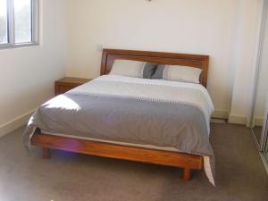 A bed or beds in a room at Dew on Lakeview Street