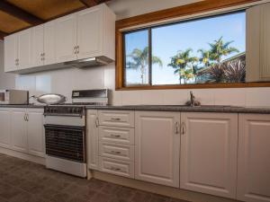 A kitchen or kitchenette at Fishermans Lodge