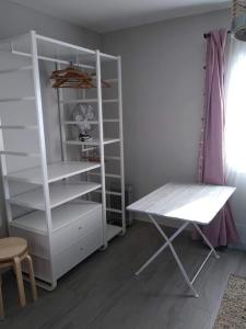 Habitación con estantería blanca y escritorio. en Atelier Benjaminte, en Maillane