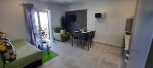 科米扎Apartments SUHO Komiza的客厅配有桌子和绿色沙发