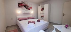 科米扎Apartments SUHO Komiza的一间卧室,配有一张带两个袋子的床 更多39张照片