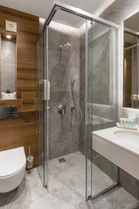 プロブディフにあるCity Park Innのシャワー、トイレ、洗面台を備えたバスルーム +65枚の写真