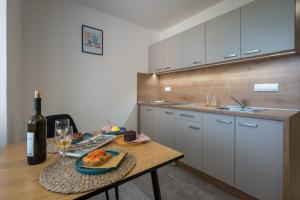 Symple apartments tesisinde mutfak veya mini mutfak