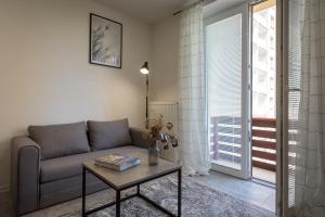A seating area at Symple apartments