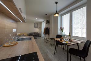 A kitchen or kitchenette at Symple apartments