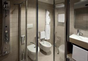A bathroom at Domina Milano Fiera