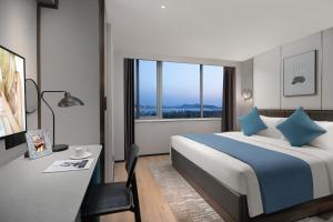 Un pat sau paturi într-o cameră la Citadines Yunlong Lake Xuzhou