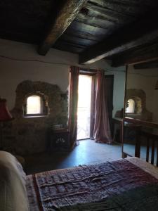1 dormitorio con cama y ventana grande en The Orangery Luxury Retreat. The Stacc en Tursi