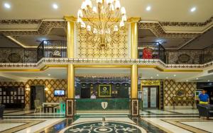um lobby de um hotel com um lustre em Onkel Resort Hotel em Beldibi