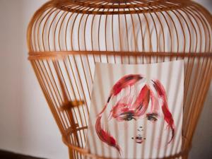 Una toalla con una foto de una mujer en una cesta en Kikusui Ryokan en Tamano