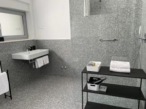 La salle de bains est pourvue d'un lavabo et d'une douche. dans l'établissement Buric House - M suite - 95m2 and 54 m2 terrace, à Rovinj